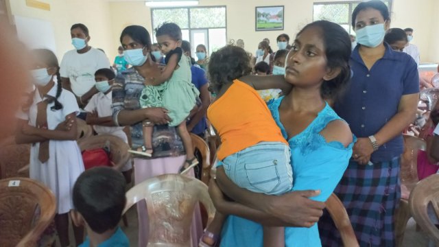 "සිනහ දකින අපේ ලොවක්" 